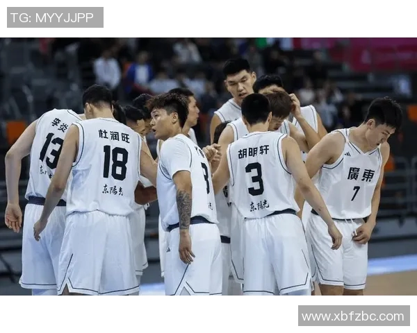 周鹏：从篮球场上的传奇到生活中的榜样，激励无数年轻人的奋斗之路